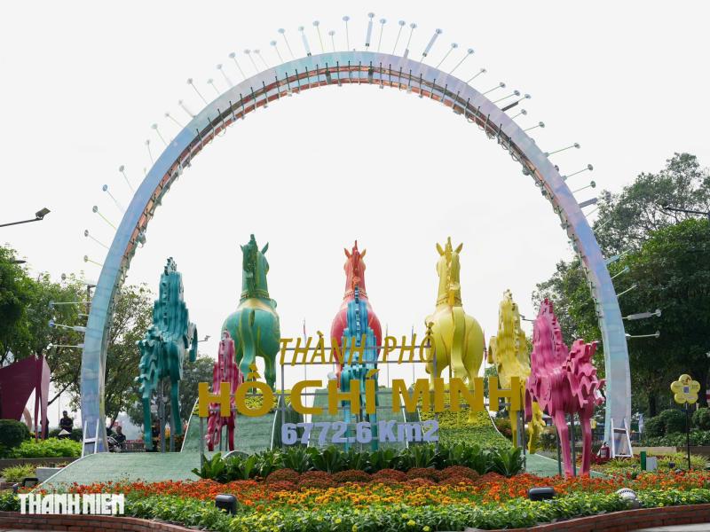 Nhìn từ trên cao, đường hoa Nguyễn Huệ rực rỡ trước giờ khai mạc - Ảnh 12.