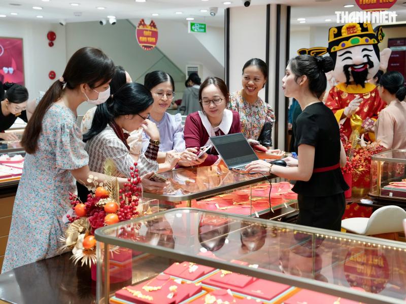Chen chân mua vàng cầu may, tiệm vàng tại TP.HCM 'nghẹt thở' ngày vía Thần tài- Ảnh 14.