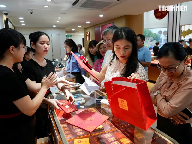 Chen chân mua vàng cầu may, tiệm vàng tại TP.HCM 'nghẹt thở' ngày vía Thần tài- Ảnh 7.