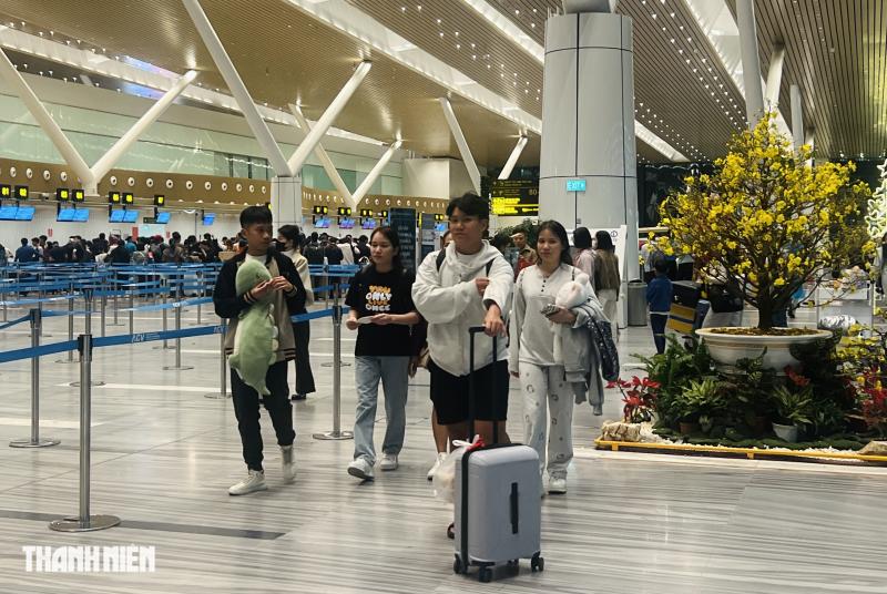 0 giờ ngày đầu nghỉ tết ở nhà ga T3: '15 phút là xong thủ tục' - Ảnh 8.