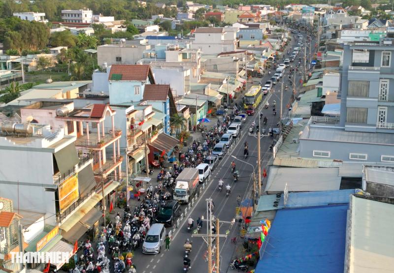 Đông nghẹt người qua phà Cát Lái vào TP.HCM trong ngày nghỉ tết cuối cùng - Ảnh 7.