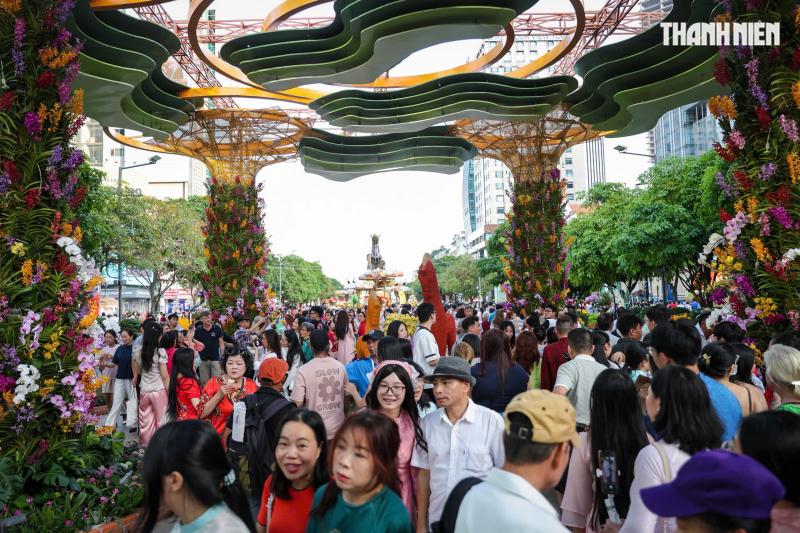 Chiều tối 29 tết: Ngay lúc này, dòng người đổ về trung tâm TP.HCM đón giao thừa- Ảnh 7.