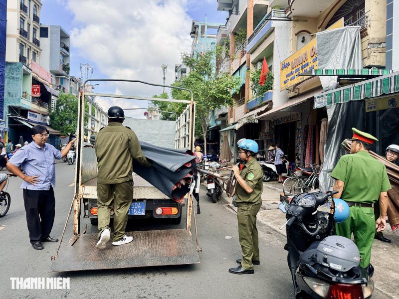 TP.HCM xử lý lấn chiếm vỉa hè: 'Mình dọn, người khác bày thì sao bán?'  - Ảnh 2.