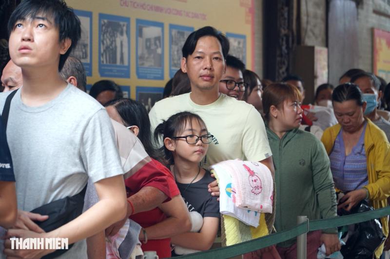 Hàng ngàn người đến chùa Bà Thiên Hậu ở Chợ Lớn xin ấn ngày tất niên - Ảnh 4.