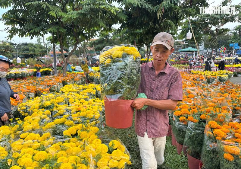 Chiều 27 tết, chợ hoa tết TP.HCM người bán cười tươi: 'Sắp hết! Sắp về nhà rồi!' - Ảnh 5.