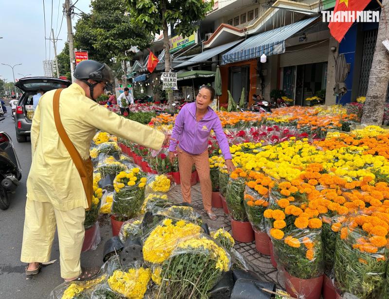 27 tết: Hoa cúc chất đống nằm la liệt ở TP.HCM, người bán nói câu nghẹn lòng  - Ảnh 4.
