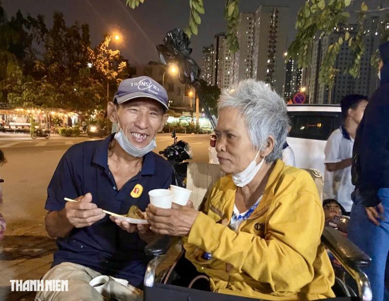 Tiệc tất niên ở góc phố nghĩa tình của lao động nghèo: Có bánh chưng, củ kiệu - Ảnh 6.