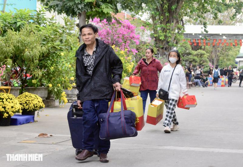 Ga Sài Gòn giáp tết: 'Mình về quê ăn tết là món quà lớn nhất' - Ảnh 9.