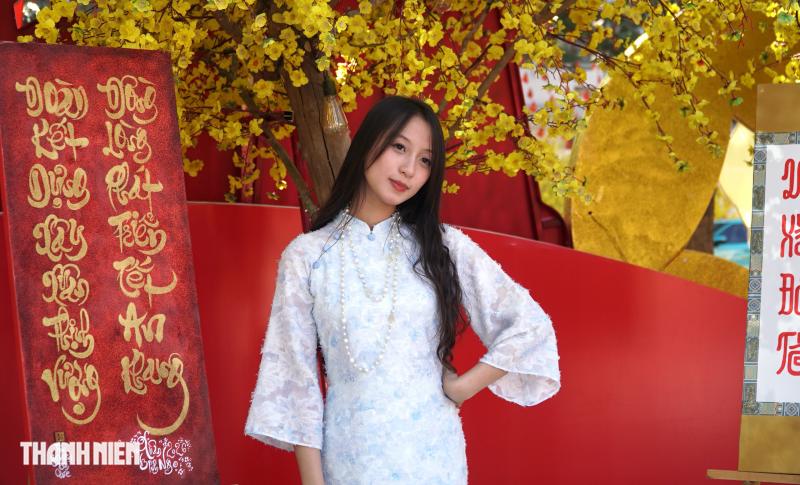 Đường mai - Phố ông đồ ở TP.HCM rực rỡ trước giờ mở cửa chính thức  - Ảnh 11.