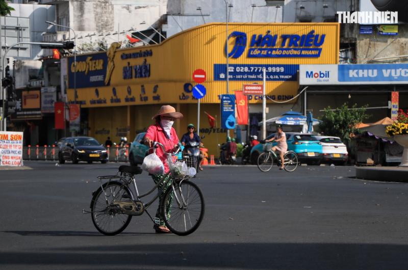 Mùng 3 tết, đường phố TP.HCM vẫn thoáng: Quán ăn nghỉ tết mùng mấy bán lại? - Ảnh 2.