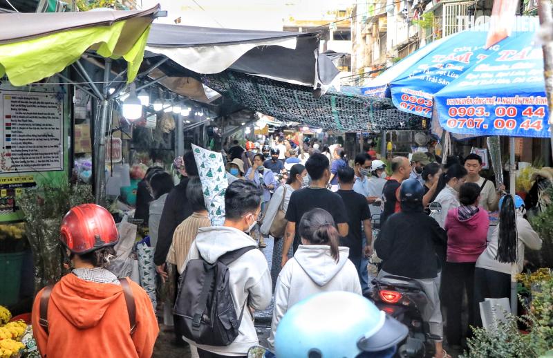 Chiều tối 26 tết: Chật kín người đổ về chợ hoa lớn nhất TP.HCM - Ảnh 4.