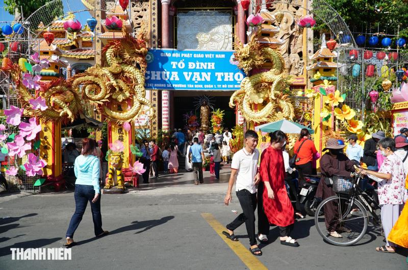 Đến chùa sáng mùng 1 Tết Bính Ngọ ở TP.HCM cầu bình an, hạnh phúc- Ảnh 12.