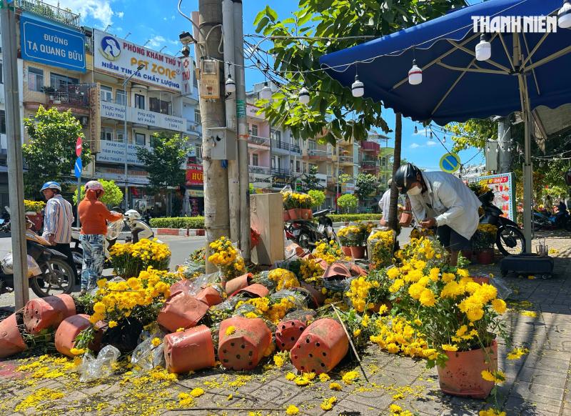 Trưa 29 tết, bất ngờ chợ hoa tết TP.HCM: Xuất hiện hoa miễn phí từ nhà vườn - Ảnh 1.