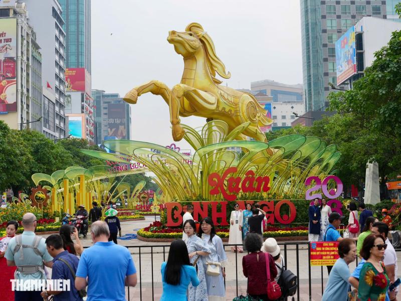 Nhìn từ trên cao, đường hoa Nguyễn Huệ rực rỡ trước giờ khai mạc - Ảnh 9.