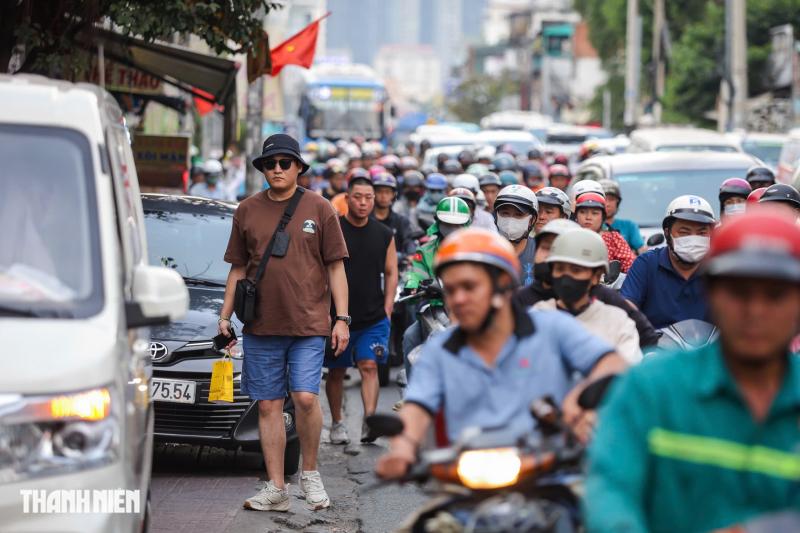 Giáp tết, người dân TP.HCM mệt mỏi vì kẹt xe - Ảnh 6.
