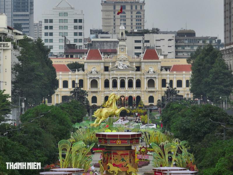 Nhìn từ trên cao, đường hoa Nguyễn Huệ rực rỡ trước giờ khai mạc - Ảnh 3.