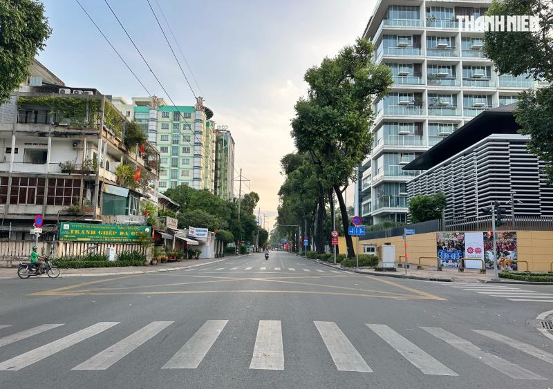 Sáng sớm mùng 1 tết: Đường phố trung tâm TP.HCM vắng xe, xuân về khắp muôn nơi  - Ảnh 8.