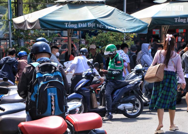 Đường phố TP.HCM mùng 2 tết: Nhiều người miệt mài mưu sinh dưới nắng chang chang- Ảnh 7.