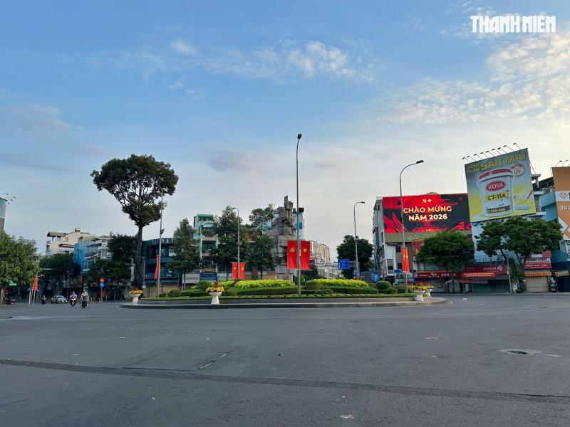 Sáng sớm mùng 1 tết: Đường phố trung tâm TP.HCM vắng xe, xuân về khắp muôn nơi  - Ảnh 11.