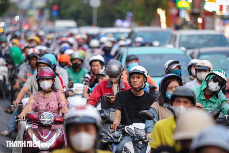 Giáp tết, người dân TP.HCM mệt mỏi vì kẹt xe - Ảnh 7.