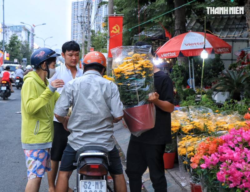 Bất ngờ hoa tết ở TP.HCM: Nhà vườn gặp khách sộp liền… lì xì ngược lại khách - Ảnh 9.