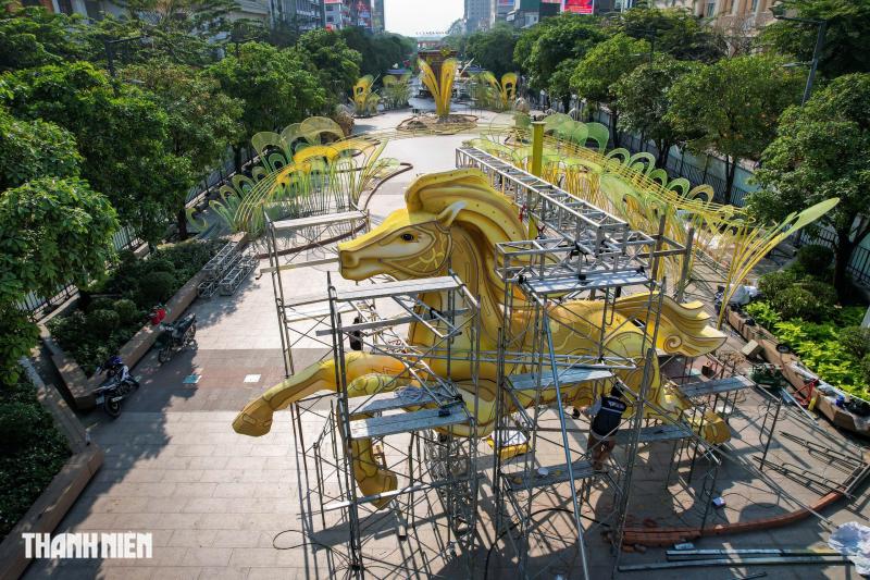 Ngựa vàng oai phong trên đường hoa Nguyễn Huệ, linh vật tết 2026 gây choáng ngợp - Ảnh 4.