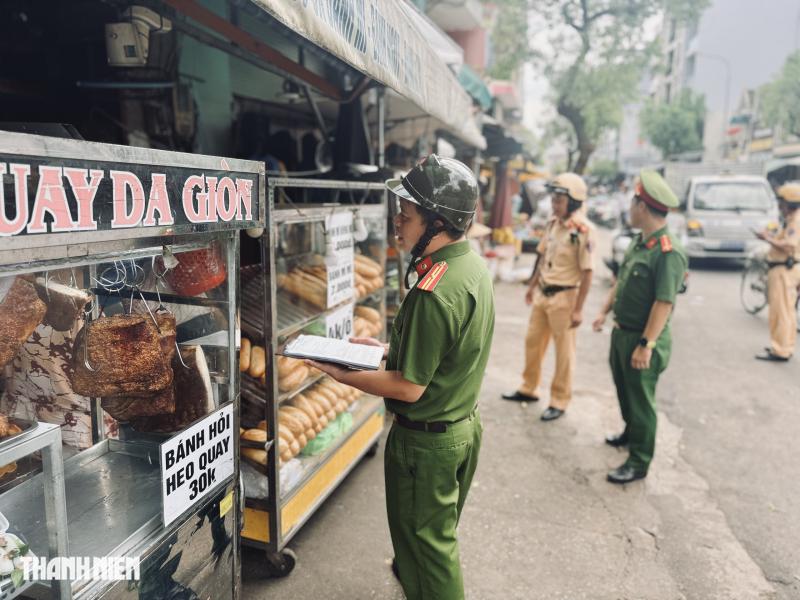 TP.HCM xử lý lấn chiếm vỉa hè: 'Mình dọn, người khác bày thì sao bán?'  - Ảnh 5.