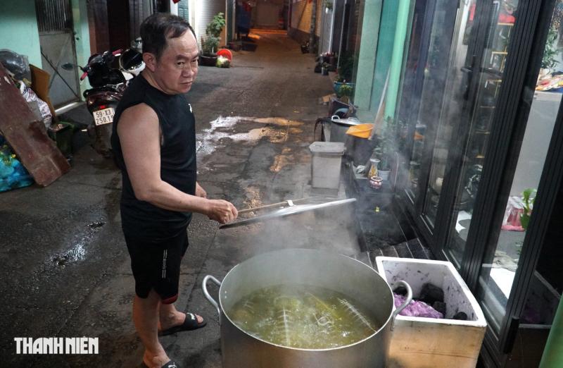 Hẻm Sài Gòn đỏ lửa xuyên đêm: Người dân thức trắng nấu bánh tét, bánh chưng đón tết - Ảnh 11.