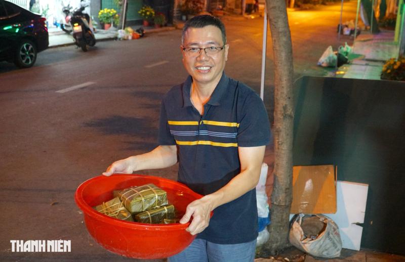 Hẻm Sài Gòn đỏ lửa xuyên đêm: Người dân thức trắng nấu bánh tét, bánh chưng đón tết - Ảnh 8.