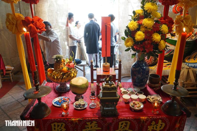 Bàn thờ cúng giao thừa kiểu Nam bộ xưa được tái hiện tại ngôi đình trăm tuổi - Ảnh 3.