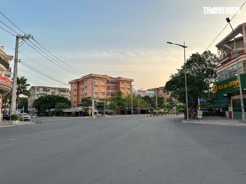 Sáng sớm mùng 1 tết: Đường phố trung tâm TP.HCM vắng xe, xuân về khắp muôn nơi  - Ảnh 12.