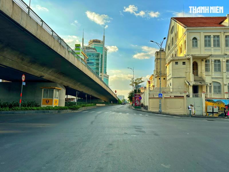 Chiều 29 tết, ngắm đường phố trung tâm TP.HCM trước thời khắc giao thừa Tết Bính Ngọ- Ảnh 1.