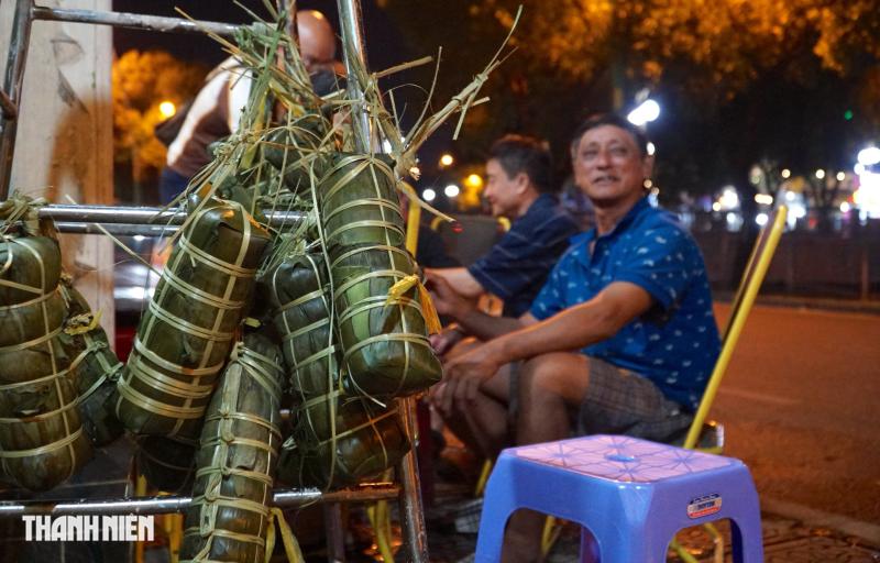 Hẻm Sài Gòn đỏ lửa xuyên đêm: Người dân thức trắng nấu bánh tét, bánh chưng đón tết - Ảnh 2.
