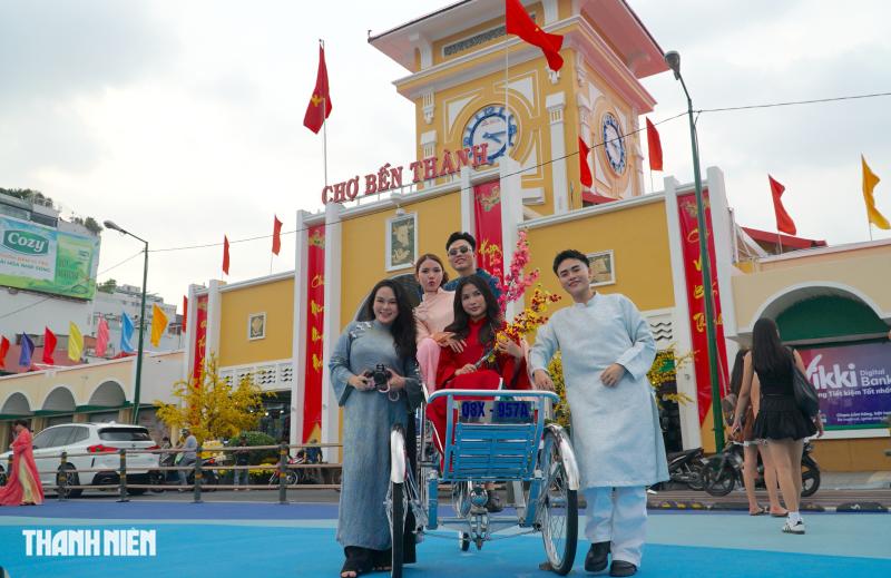 Nhiều ‘nàng thơ’ diện áo dài truyền thống đến chợ Bến Thành chụp ảnh Tết Bính Ngọ - Ảnh 10.