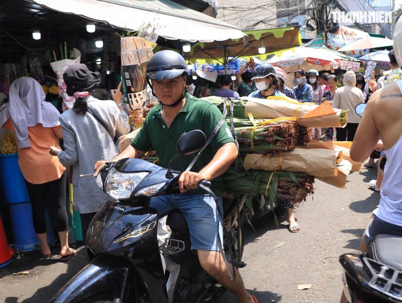 Giữa trưa 28 tết: Bất ngờ ở chợ hoa lớn nhất TP.HCM - Ảnh 3.