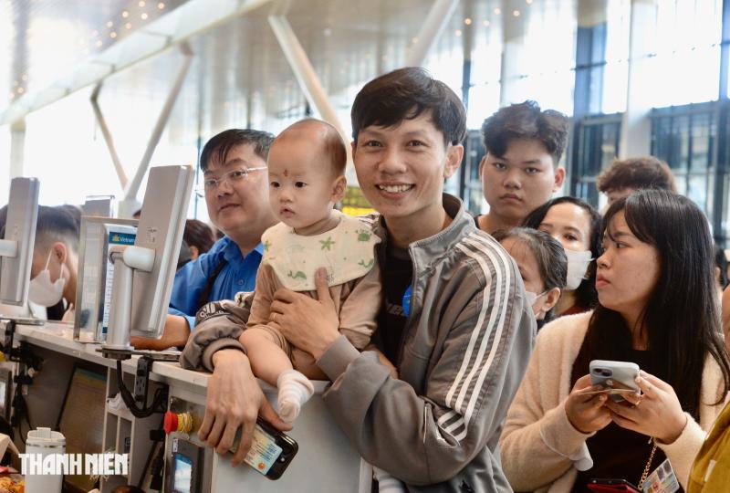 Cảnh xúc động trước giờ lên chuyến bay miễn phí về quê ăn tết 2026- Ảnh 9.