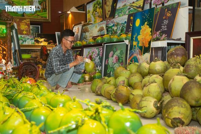 'Vẽ tết' lên trái dừa, kỹ sư trẻ ở Quảng Trị khoe tài, kiếm thêm tiền triệu- Ảnh 7.