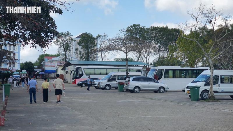 La Vang rực vàng hoa xuân đón dòng người khắp nơi về cầu bình an năm mới- Ảnh 4.