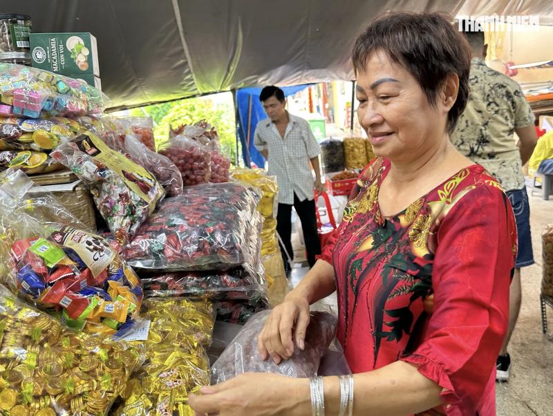 Trưa 27 tết, chuyện lạ chợ Bình Tây: Tiểu thương đóng sạp vì… 'không còn gì bán'  - Ảnh 5.