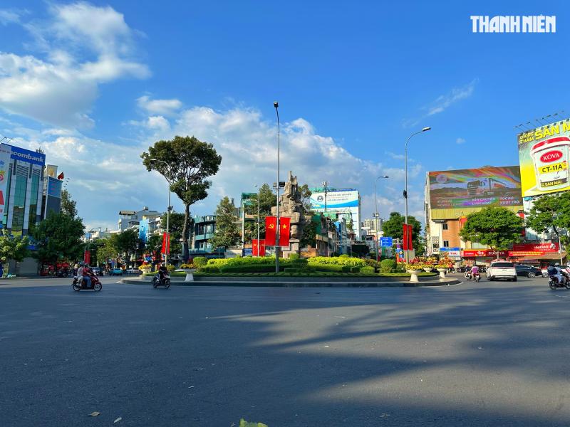 Chiều 29 tết, ngắm đường phố trung tâm TP.HCM trước thời khắc giao thừa Tết Bính Ngọ- Ảnh 8.
