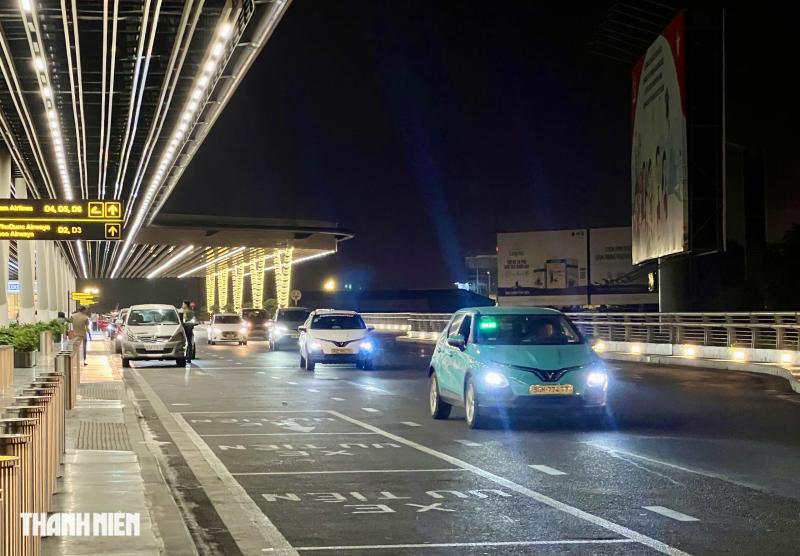 0 giờ ngày đầu nghỉ tết ở nhà ga T3: '15 phút là xong thủ tục' - Ảnh 9.
