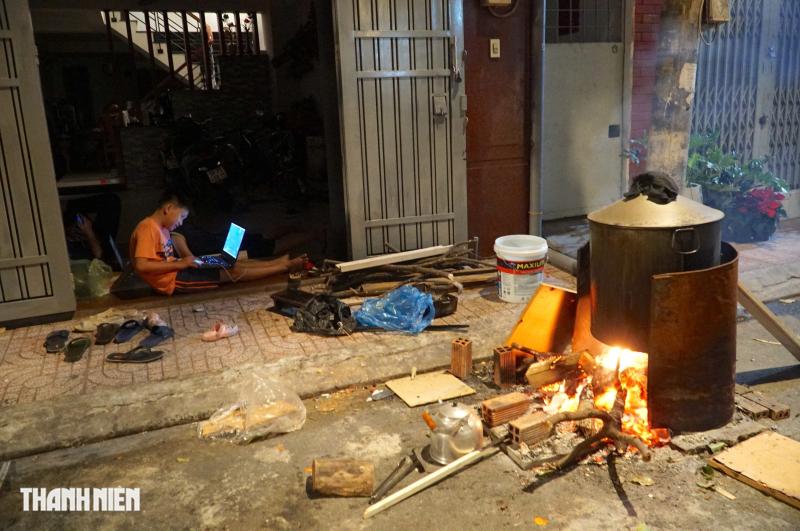 Hẻm Sài Gòn đỏ lửa xuyên đêm: Người dân thức trắng nấu bánh tét, bánh chưng đón tết - Ảnh 9.