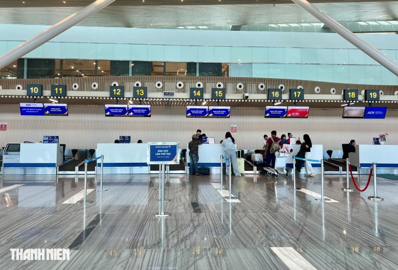 Nhà ga T3 sân bay Tân Sơn Nhất thoáng đãng, khách thong thả lên máy bay trước giao thừa- Ảnh 2.