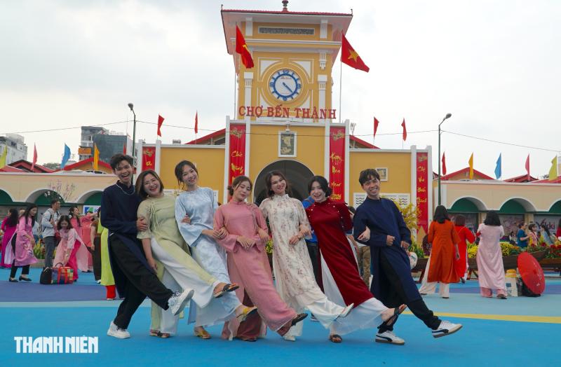 Nhiều ‘nàng thơ’ diện áo dài truyền thống đến chợ Bến Thành chụp ảnh Tết Bính Ngọ - Ảnh 1.