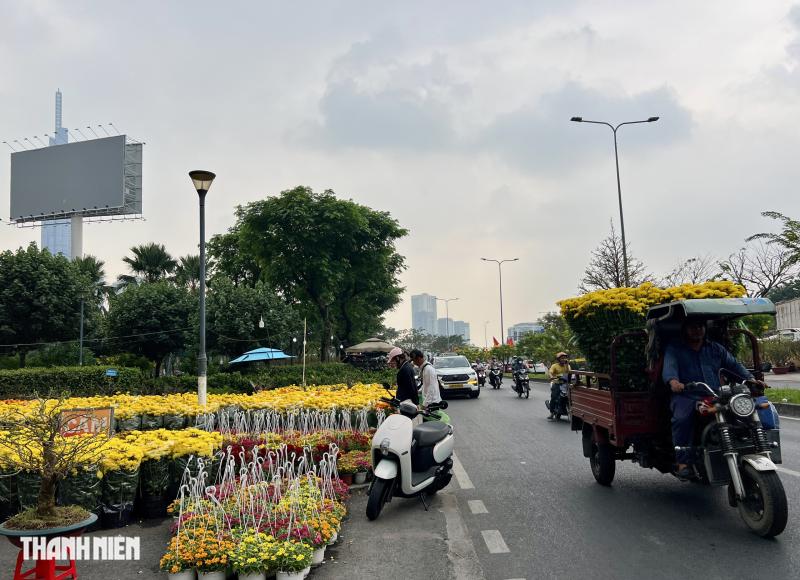 Trưa nay tại TP.HCM mưa to bất ngờ giữa trời nắng - Ảnh 10.
