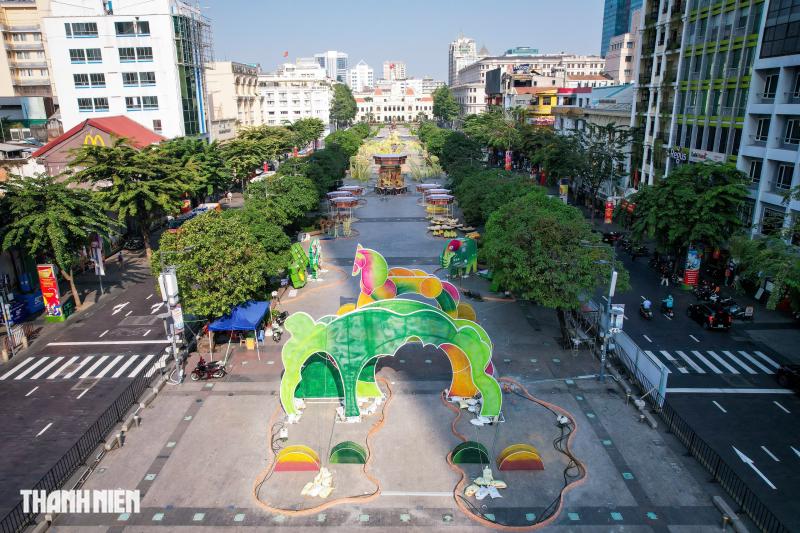 Ngựa vàng oai phong trên đường hoa Nguyễn Huệ, linh vật tết 2026 gây choáng ngợp - Ảnh 11.