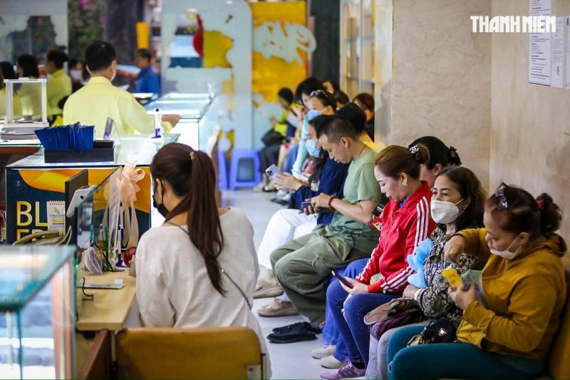 Chen chân mua vàng cầu may, tiệm vàng tại TP.HCM 'nghẹt thở' ngày vía Thần tài- Ảnh 16.