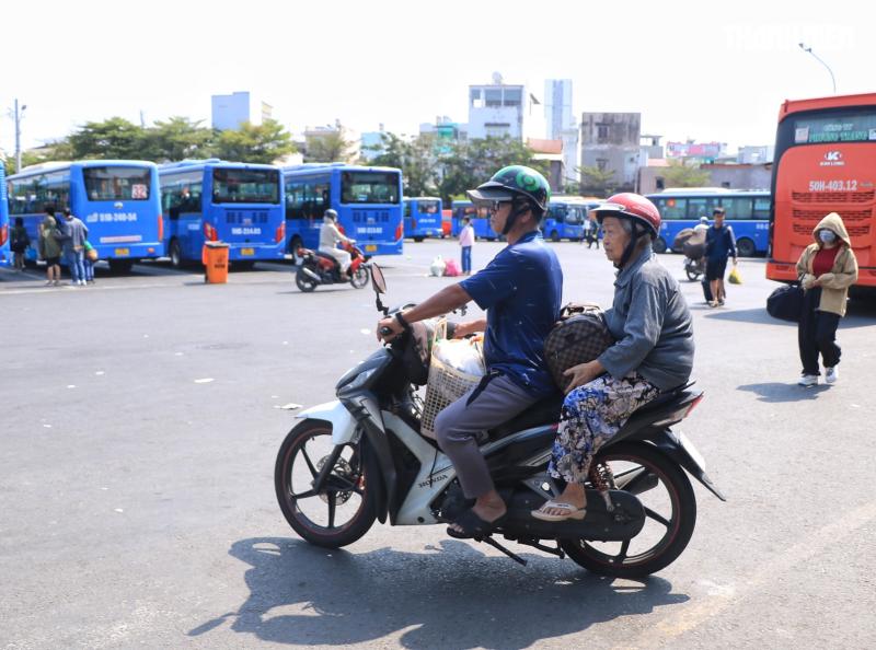 Ngày cuối nghỉ tết: Ùn ùn người miền Tây trở lại TP.HCM trưa mùng 6 - Ảnh 6.