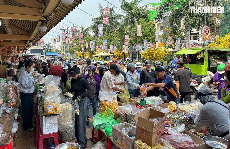 Trưa 27 tết, chuyện lạ chợ Bình Tây: Tiểu thương đóng sạp vì… 'không còn gì bán'  - Ảnh 3.
