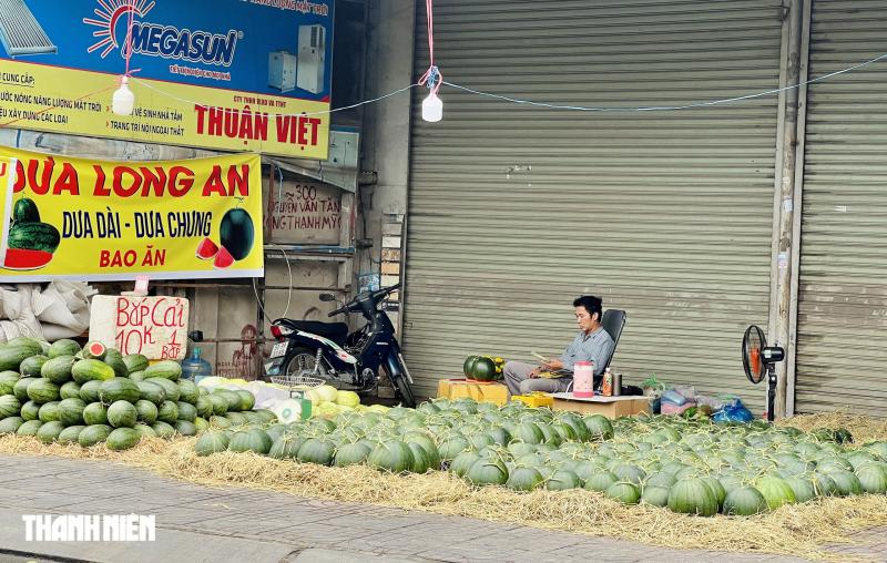 Cảnh lạ 24 tháng Chạp , người dân TP . HCM đội mưa đi chợ tết - Ảnh 7.
